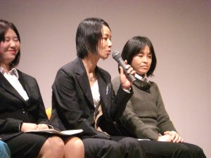 中央から、農業女子ＰＪメンバーの田原利恵さん、花澤友香さん